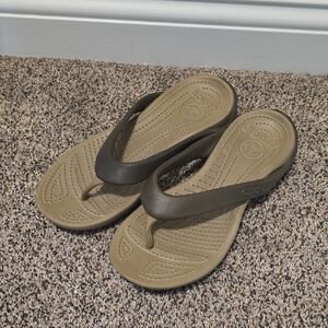 CROCS Women's Tan Flip Flops 10